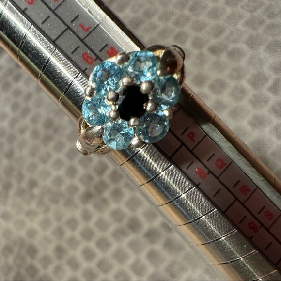 Sterling Silver flower ring - Picture 7 of 17